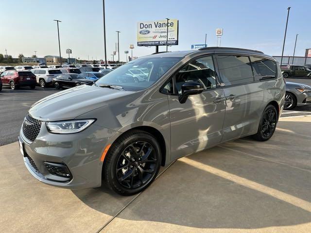 new 2025 Chrysler Pacifica car, priced at $46,486