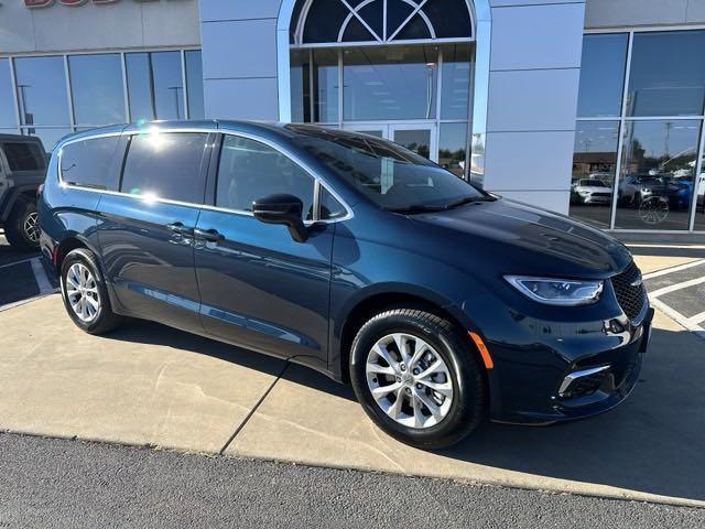 new 2025 Chrysler Pacifica car, priced at $43,986