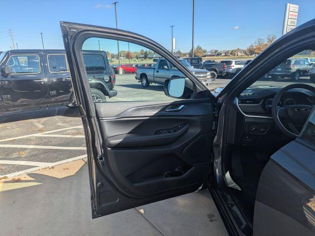 new 2025 Jeep Grand Cherokee car, priced at $36,795