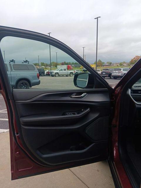 new 2025 Jeep Grand Cherokee car, priced at $39,999