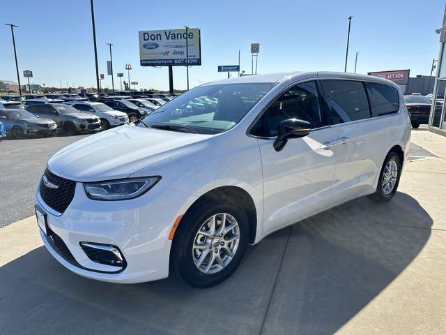 new 2025 Chrysler Pacifica car, priced at $38,486