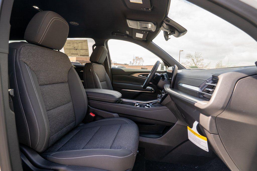 new 2025 Chevrolet Traverse car, priced at $40,489