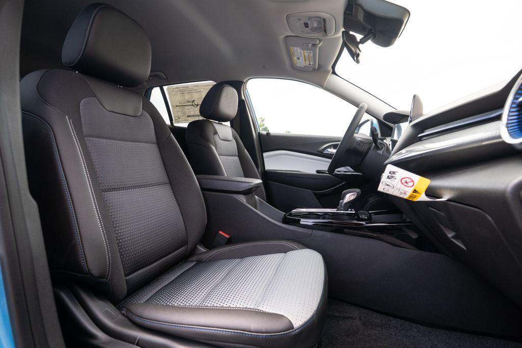 new 2025 Chevrolet Trax car, priced at $25,216