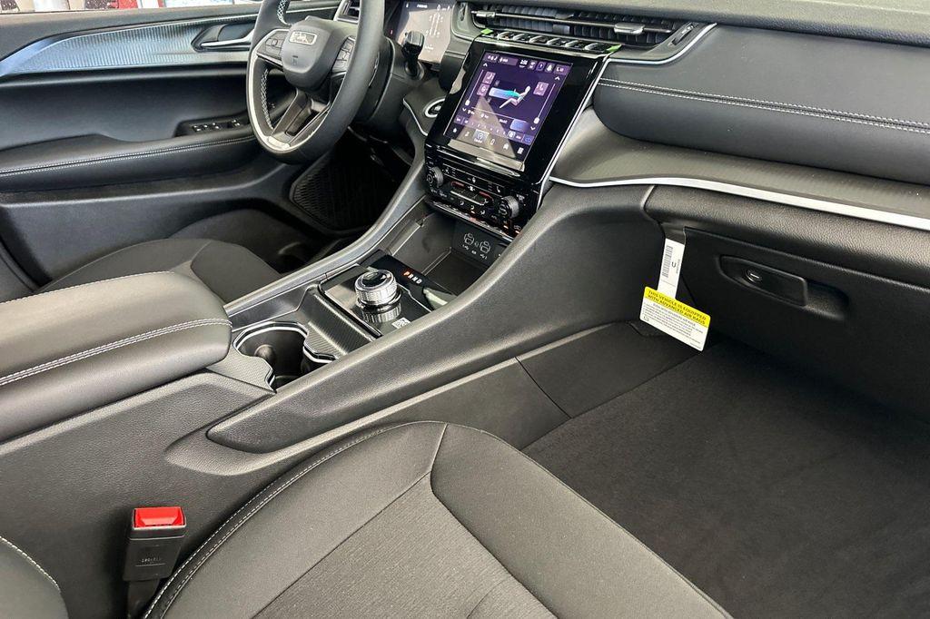 new 2025 Jeep Grand Cherokee car, priced at $38,181
