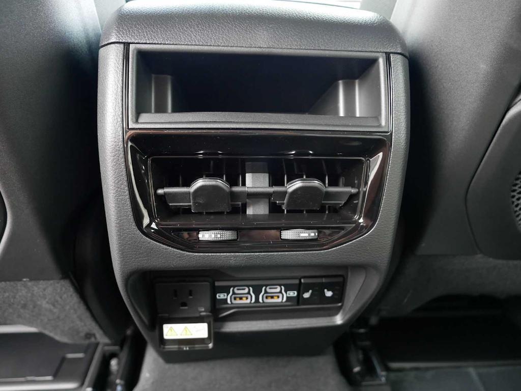 new 2025 Jeep Grand Cherokee car, priced at $47,996