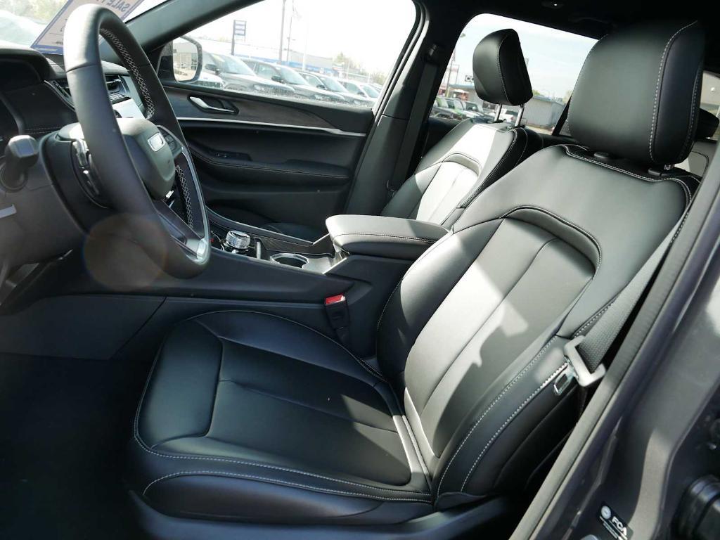 new 2025 Jeep Grand Cherokee car, priced at $43,745