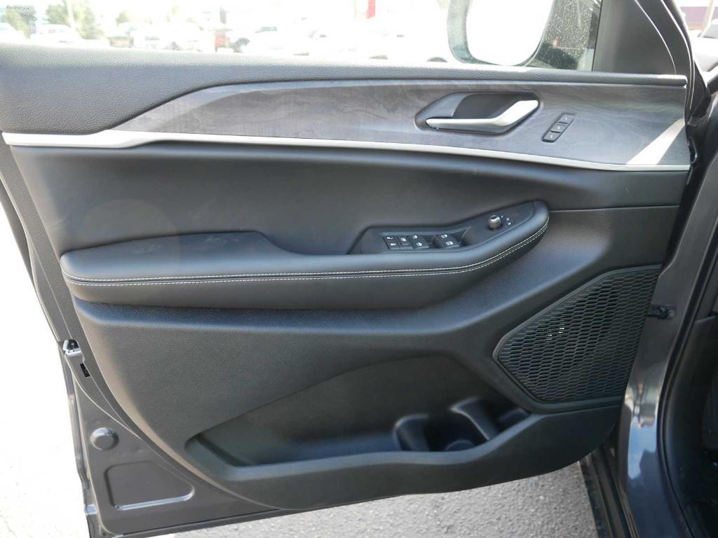 new 2025 Jeep Grand Cherokee car, priced at $43,745