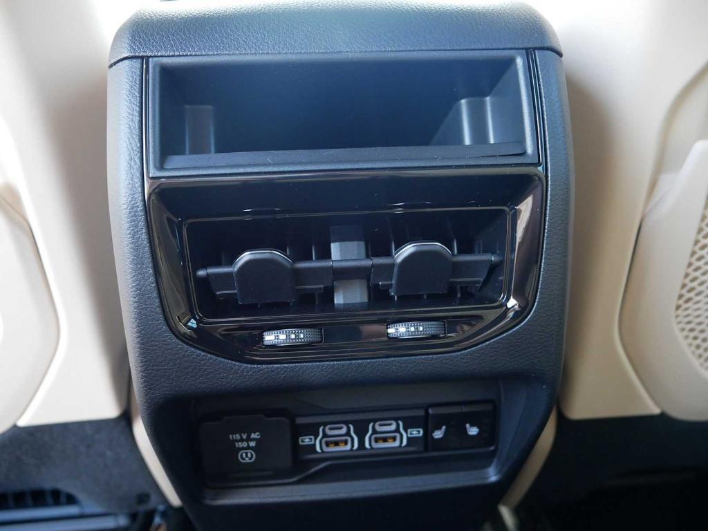 new 2025 Jeep Grand Cherokee car, priced at $48,568