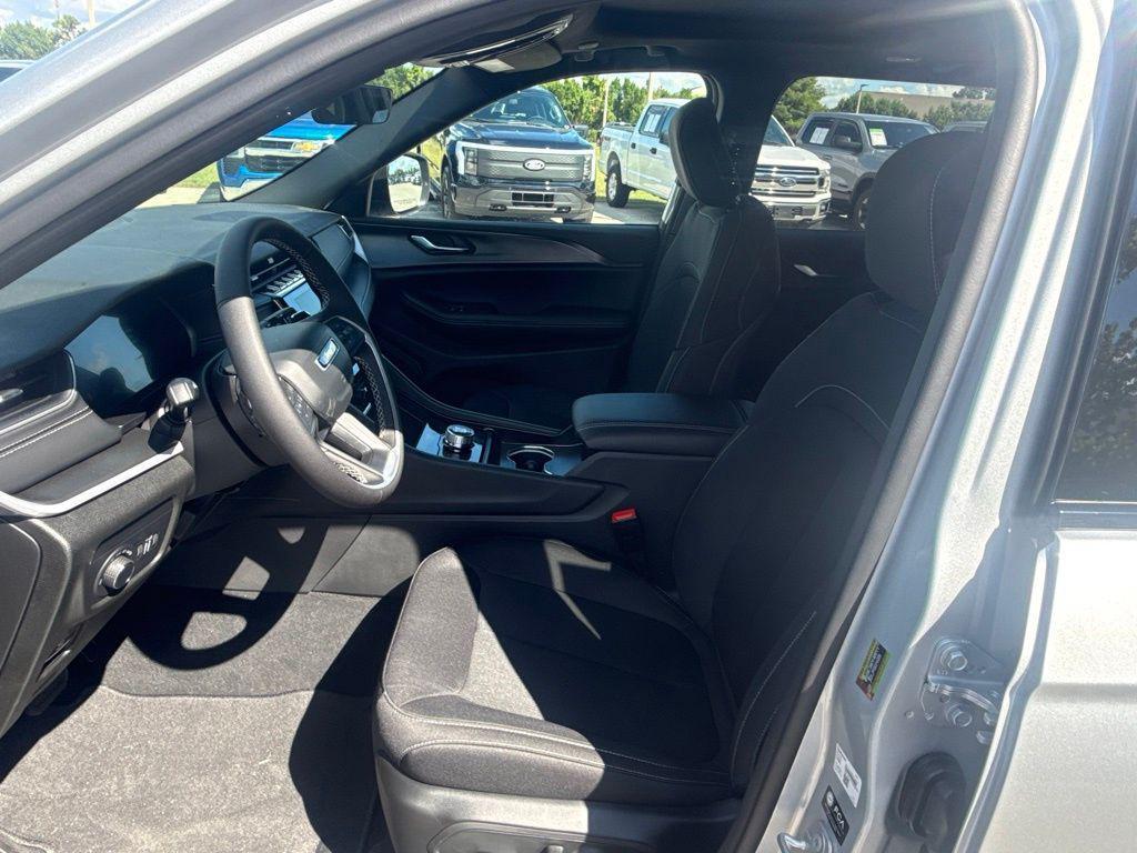 new 2025 Jeep Grand Cherokee car, priced at $37,375