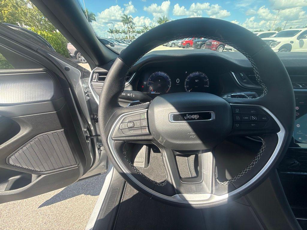 new 2025 Jeep Grand Cherokee car, priced at $37,375