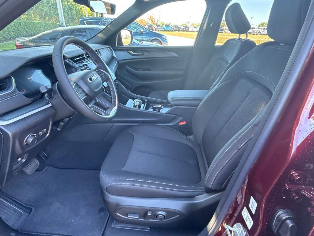 new 2025 Jeep Grand Cherokee car, priced at $33,875