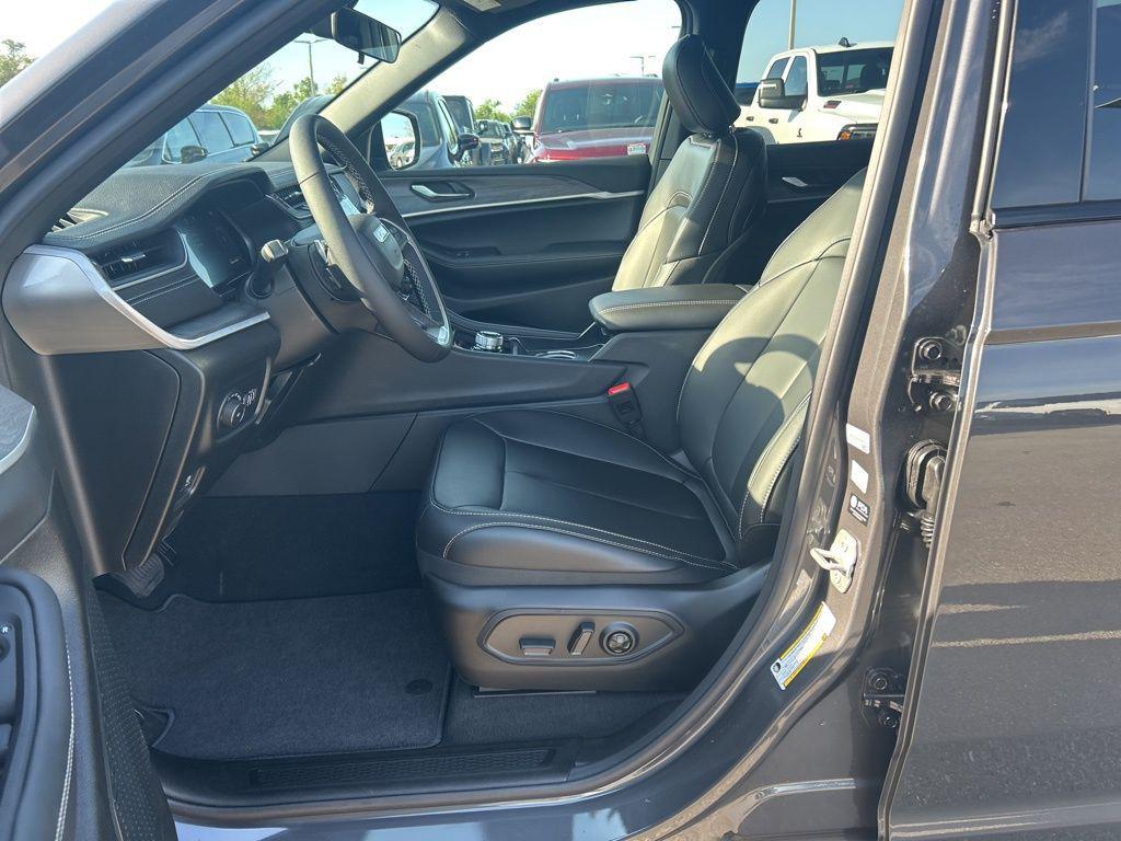 new 2025 Jeep Grand Cherokee car, priced at $38,495