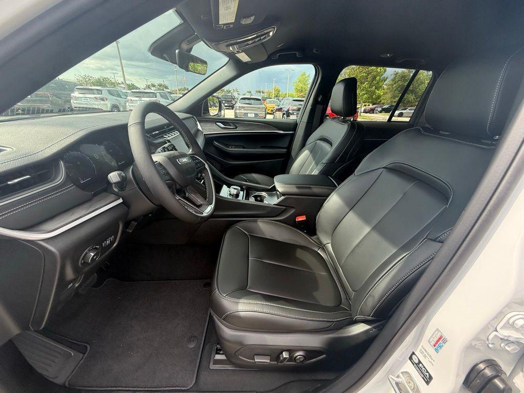 new 2025 Jeep Grand Cherokee car, priced at $39,300
