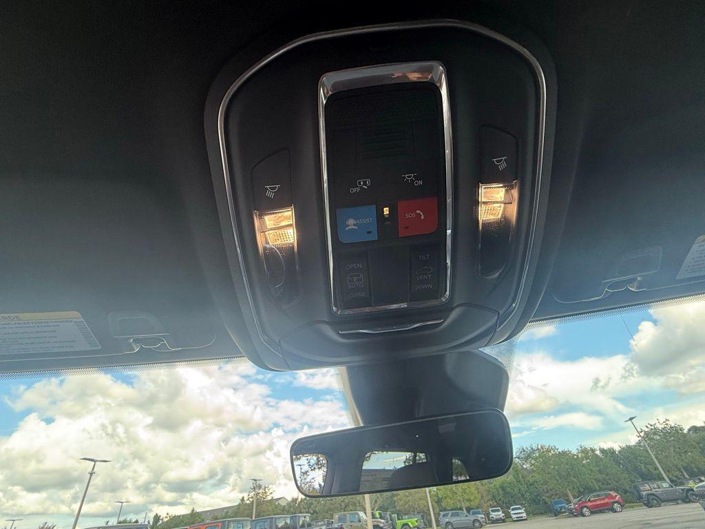 new 2025 Jeep Grand Cherokee car, priced at $36,875