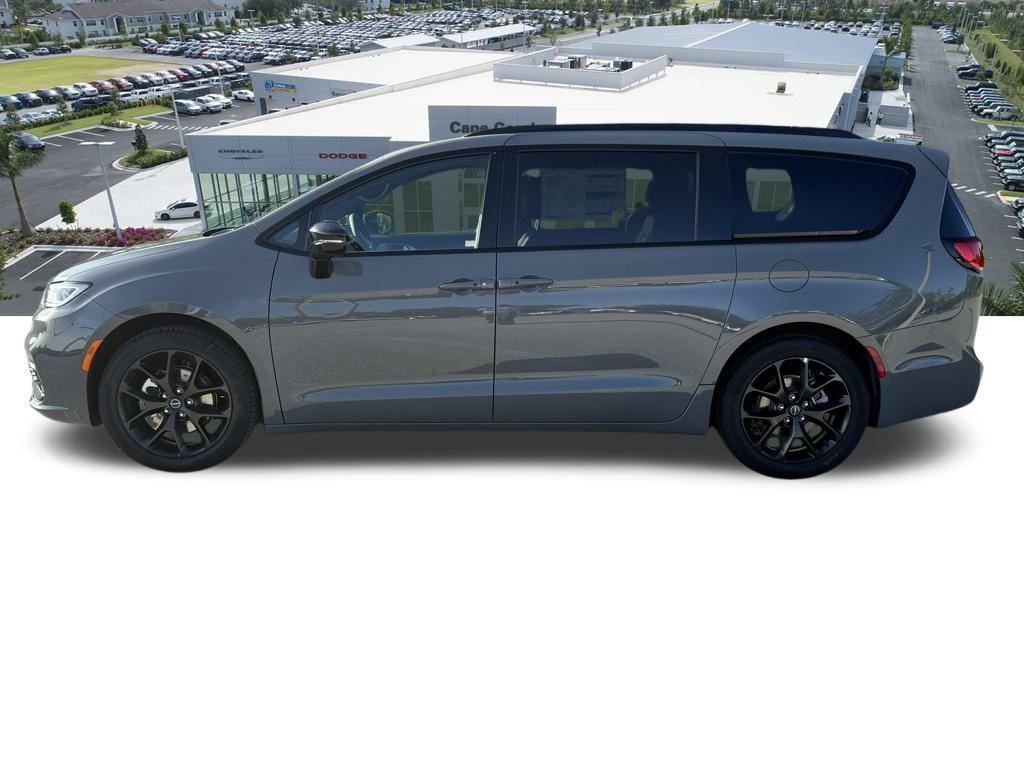 new 2025 Chrysler Pacifica car, priced at $45,810