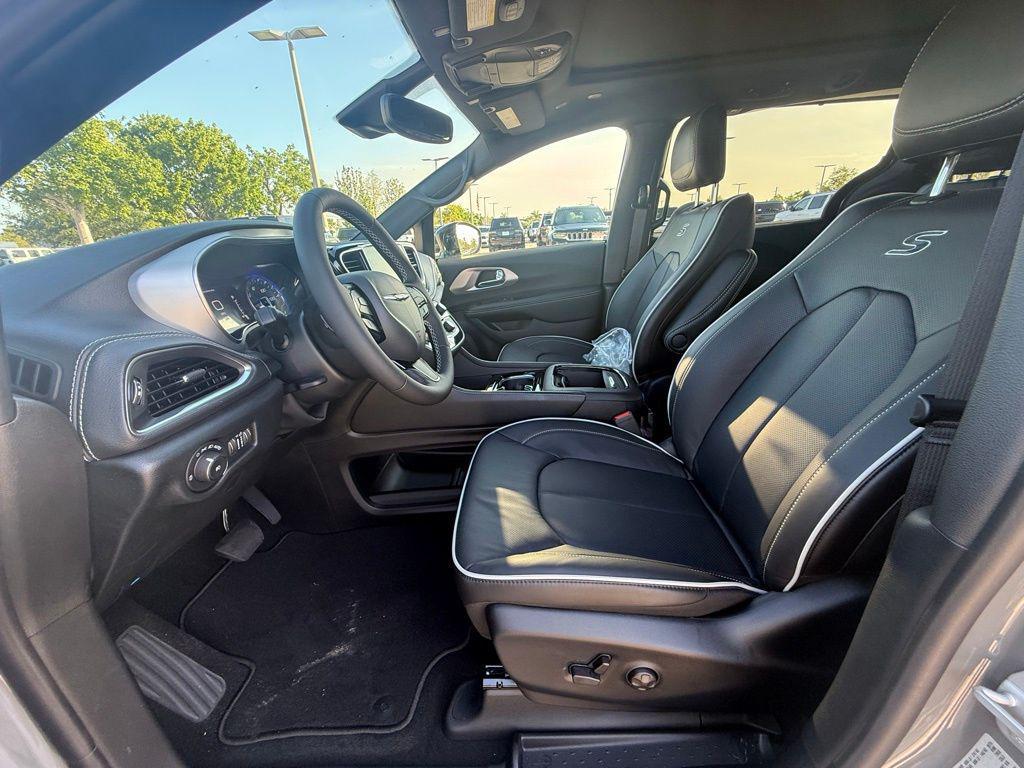 new 2025 Chrysler Pacifica car, priced at $45,810