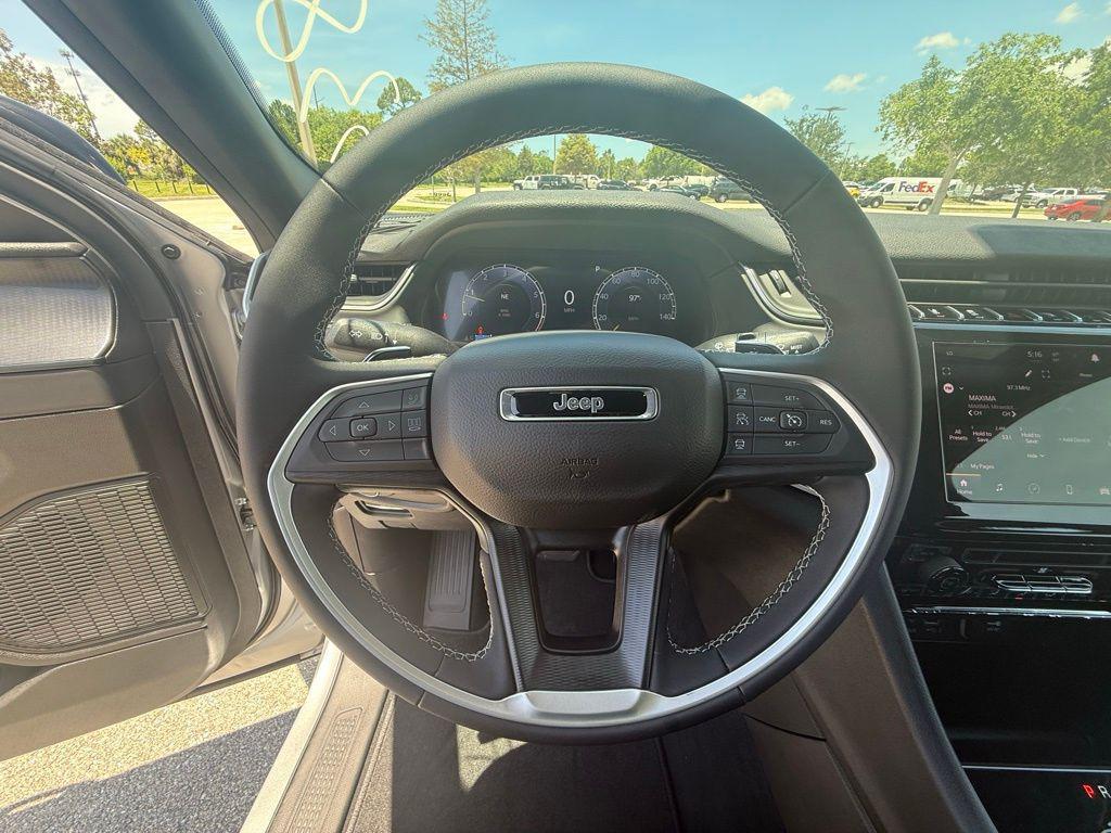 new 2025 Jeep Grand Cherokee car, priced at $35,375