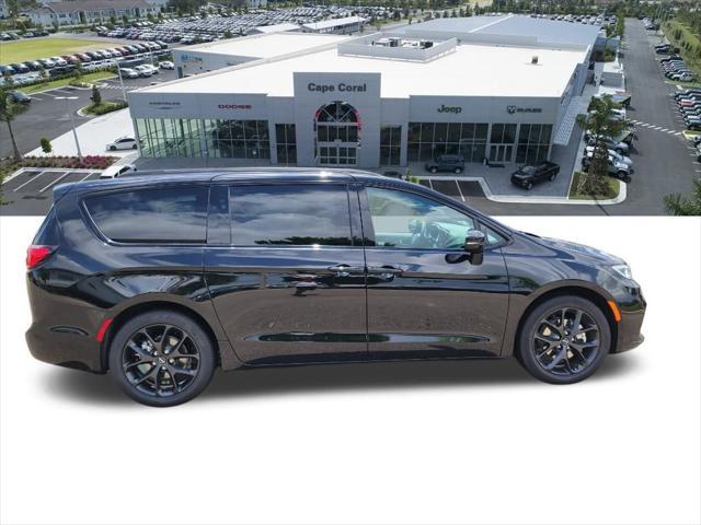 new 2024 Chrysler Pacifica car, priced at $44,072