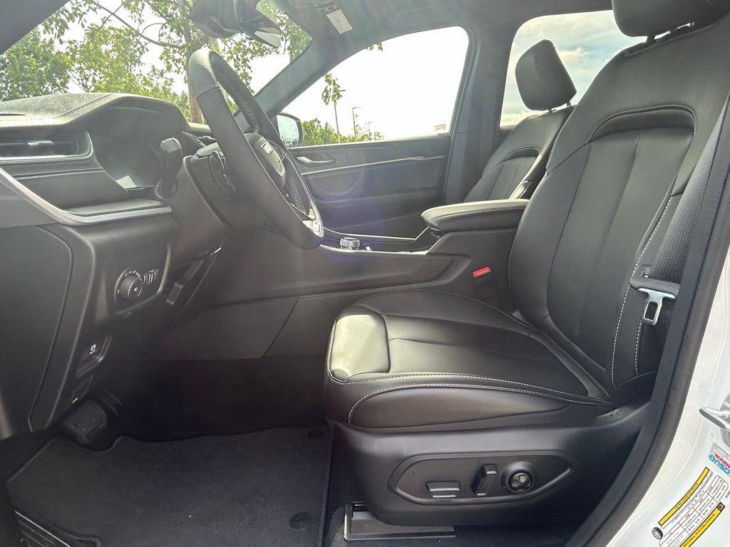 new 2025 Jeep Grand Cherokee car, priced at $41,884