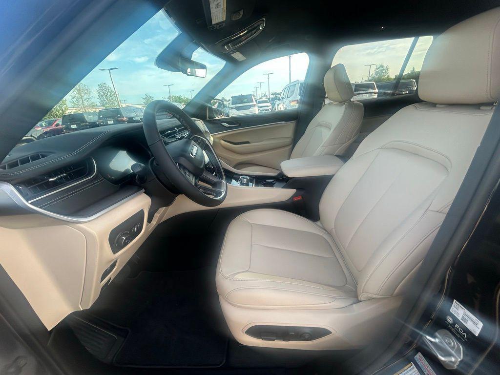 new 2025 Jeep Grand Cherokee car, priced at $40,028