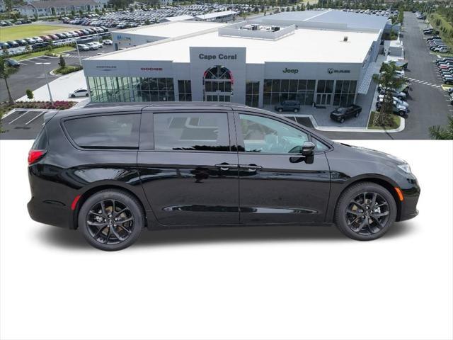 new 2024 Chrysler Pacifica car, priced at $43,124