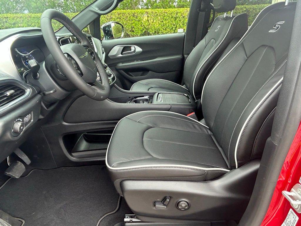 new 2025 Chrysler Pacifica car, priced at $44,995