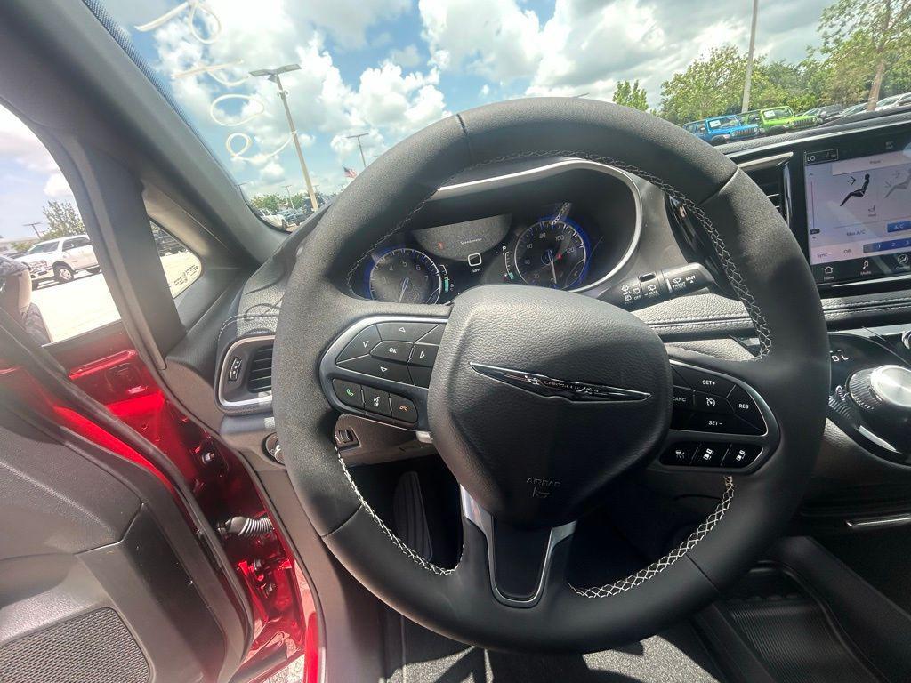 new 2025 Chrysler Pacifica car, priced at $41,687