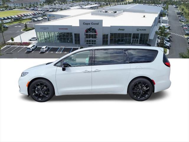 new 2024 Chrysler Pacifica car, priced at $43,024