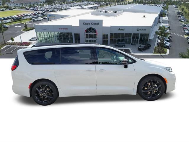 new 2024 Chrysler Pacifica car, priced at $43,024