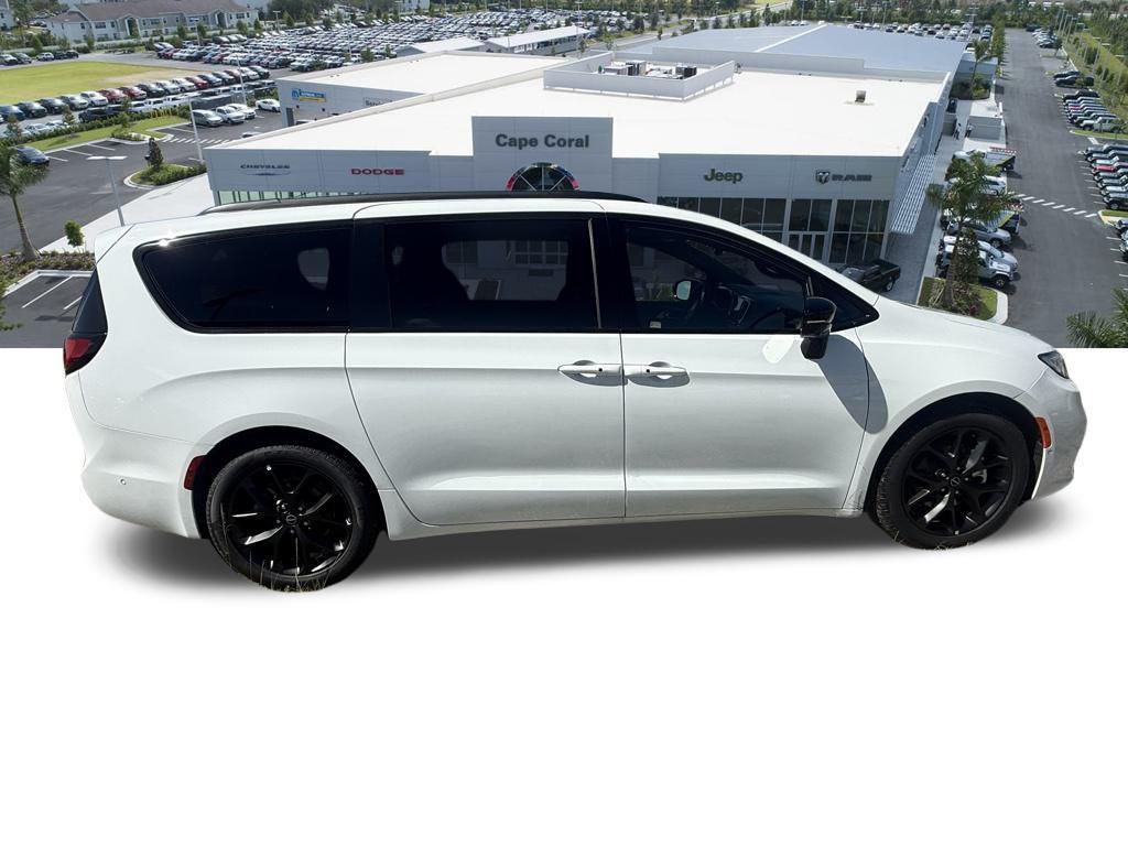 new 2025 Chrysler Pacifica car, priced at $45,345