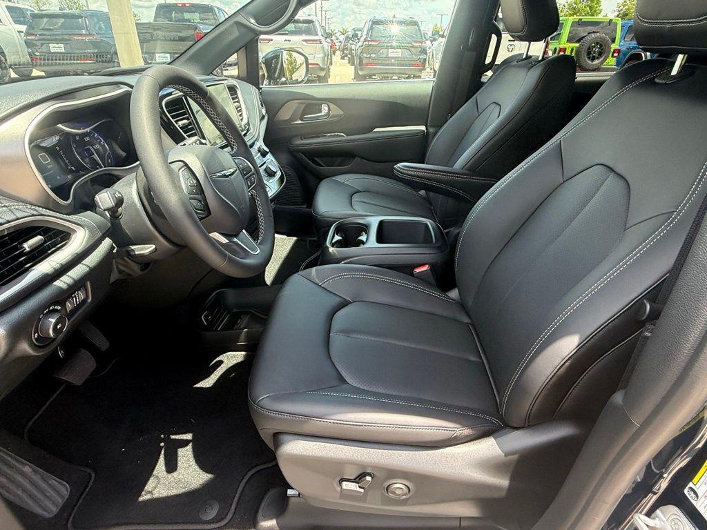 new 2025 Chrysler Pacifica car, priced at $38,440