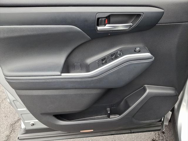 used 2022 Toyota Highlander car, priced at $38,911