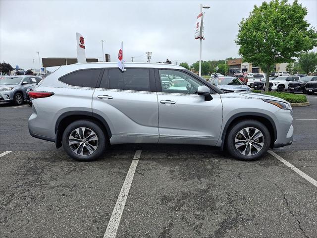 used 2022 Toyota Highlander car, priced at $38,911