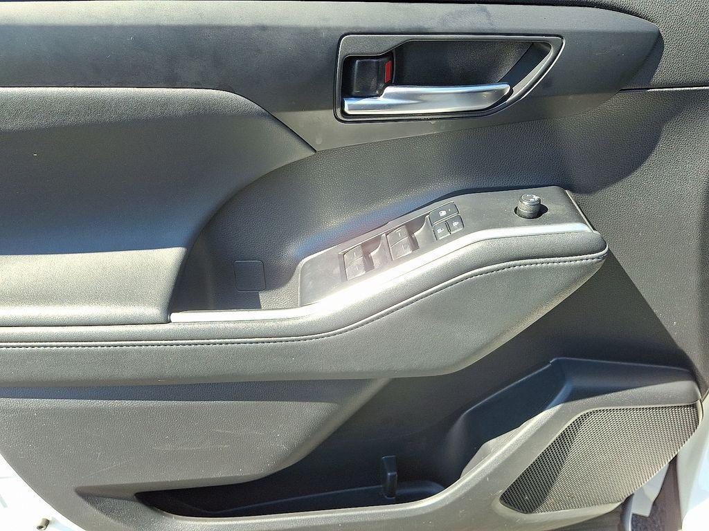 used 2022 Toyota Highlander car, priced at $38,932