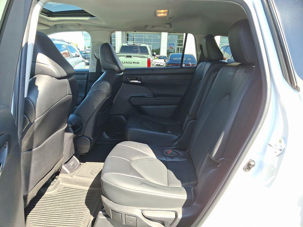 used 2022 Toyota Highlander car, priced at $38,932