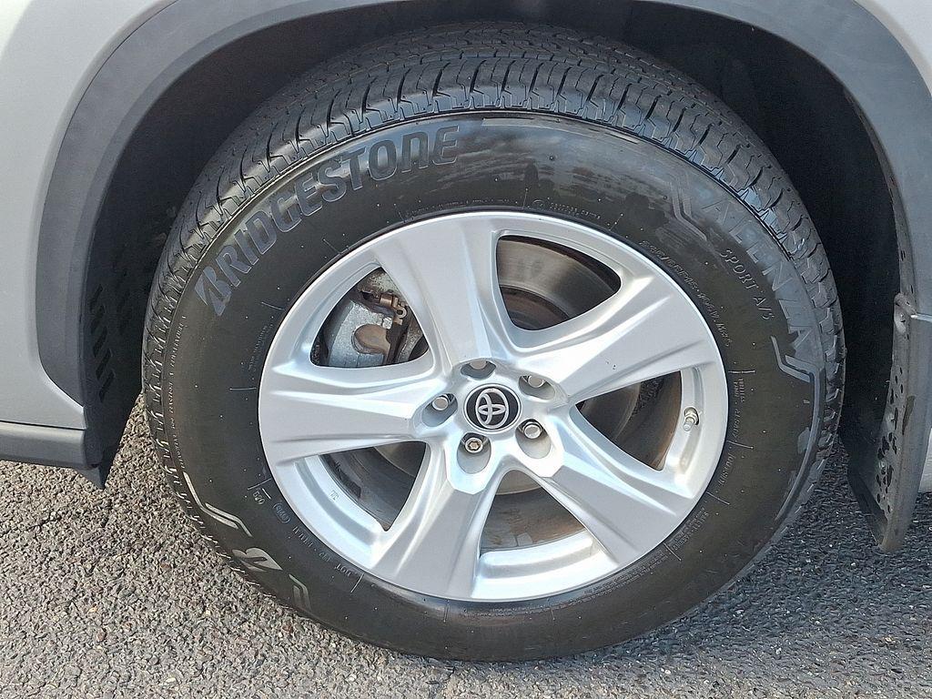 used 2022 Toyota Highlander car, priced at $31,901