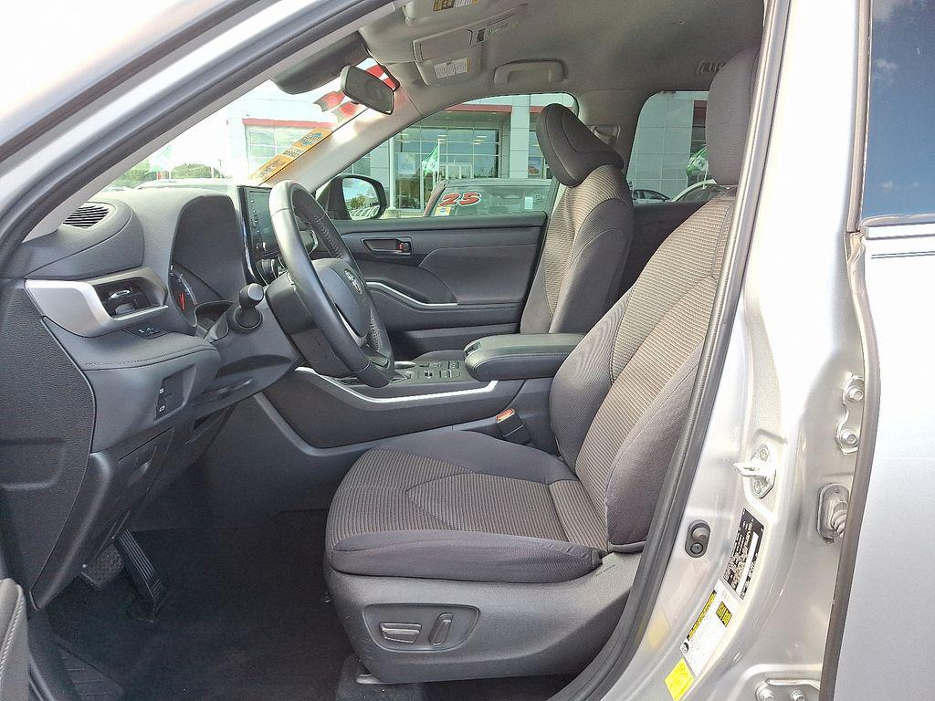 used 2022 Toyota Highlander car, priced at $31,901