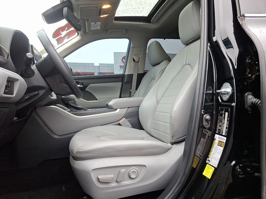 used 2023 Toyota Highlander car, priced at $34,664