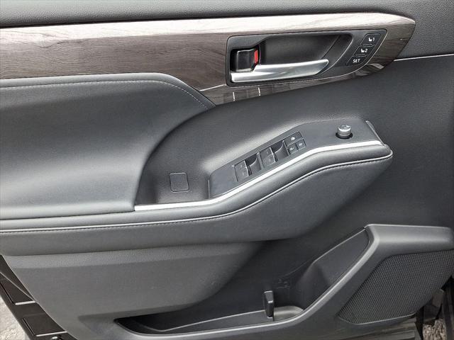 used 2022 Toyota Highlander car, priced at $39,736