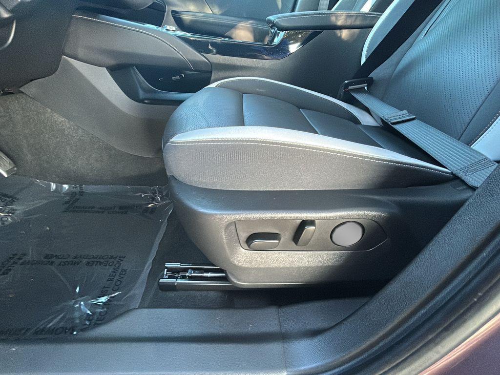 used 2025 Buick Envision car, priced at $31,000