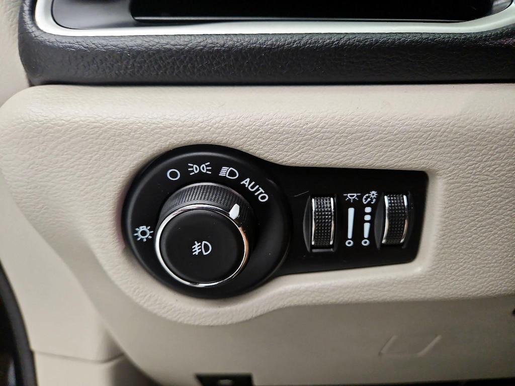 used 2022 Chrysler Pacifica Hybrid car, priced at $25,998