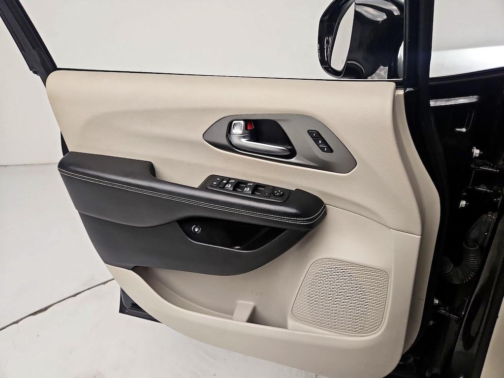 used 2022 Chrysler Pacifica Hybrid car, priced at $25,998