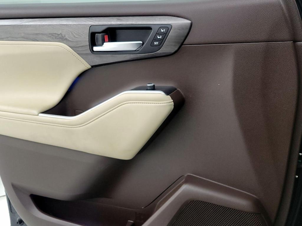used 2022 Toyota Highlander Hybrid car, priced at $37,998