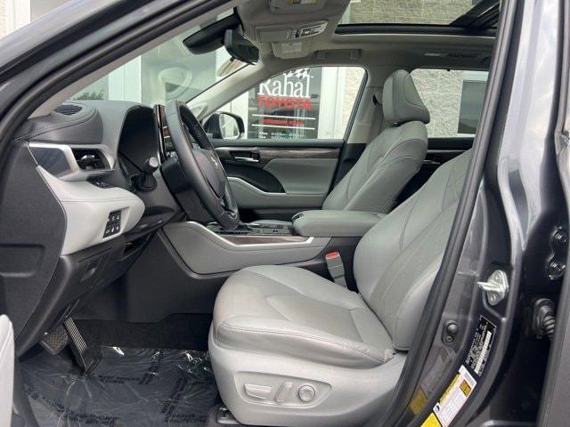 used 2020 Toyota Highlander Hybrid car, priced at $34,649