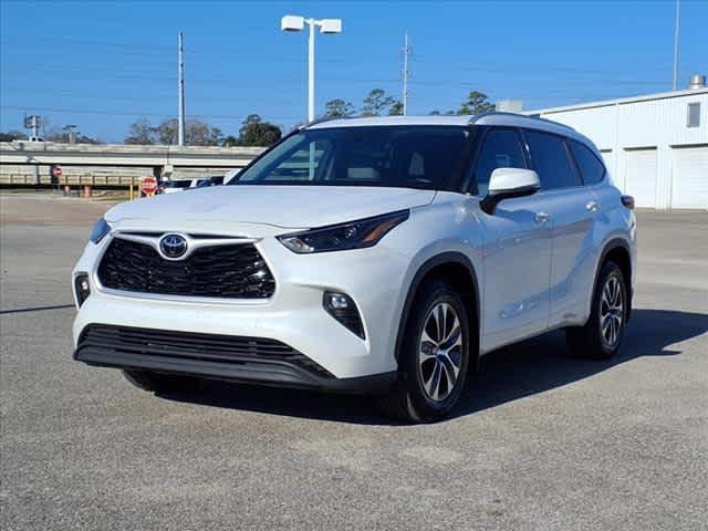 used 2022 Toyota Highlander car, priced at $34,192