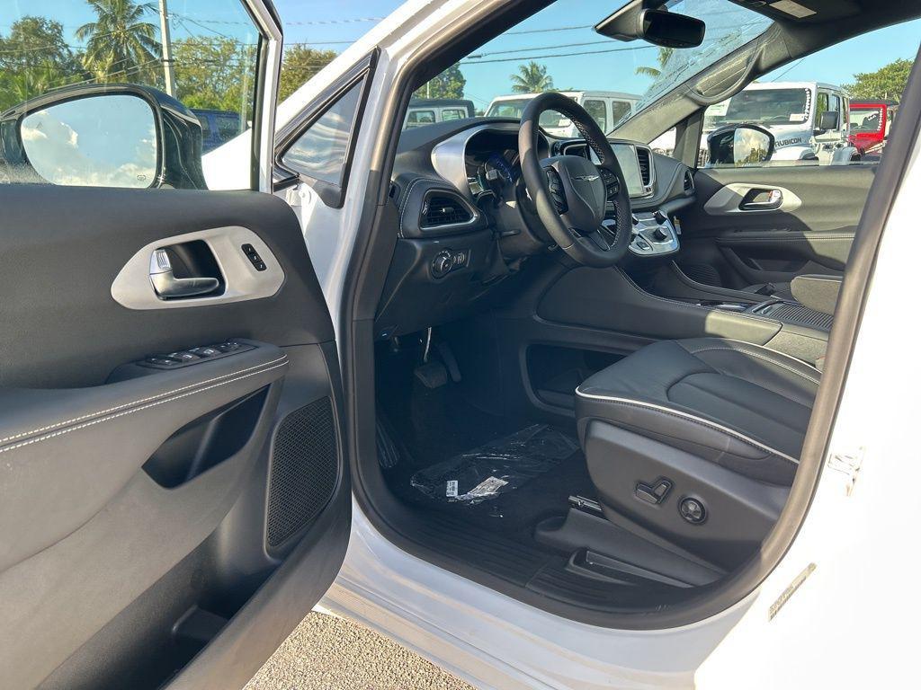 new 2025 Chrysler Pacifica car, priced at $42,639