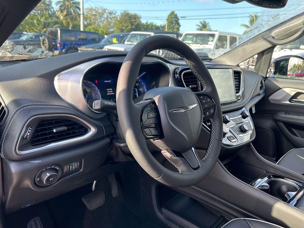 new 2025 Chrysler Pacifica car, priced at $42,639