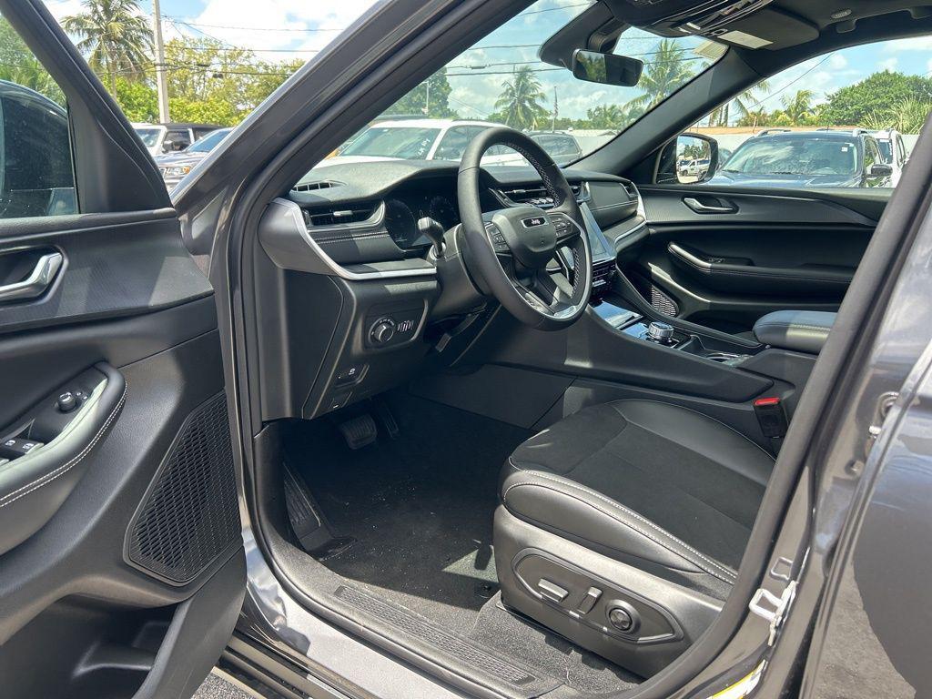 new 2025 Jeep Grand Cherokee car, priced at $35,950