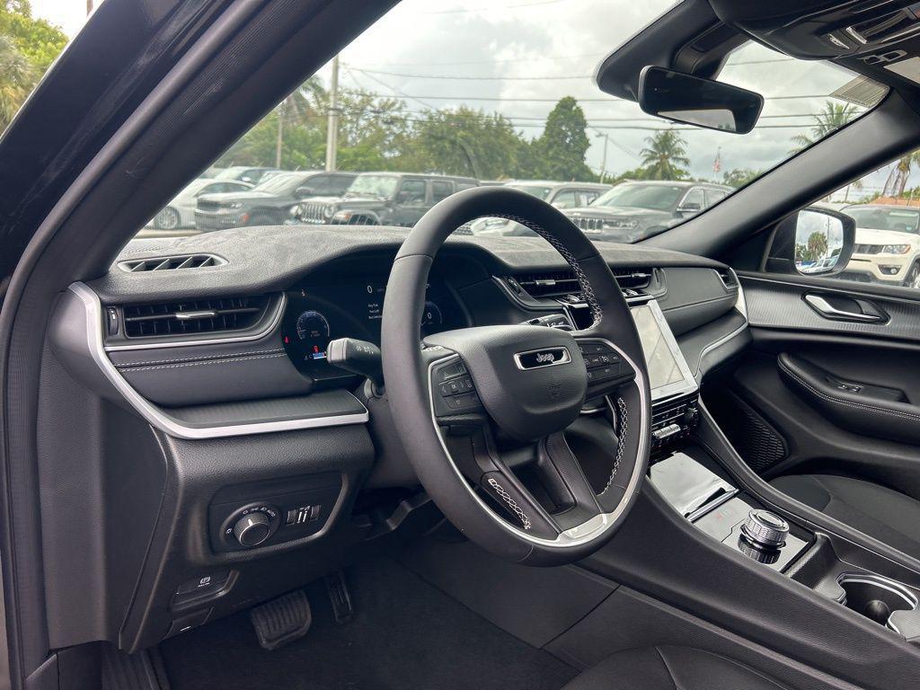 new 2025 Jeep Grand Cherokee car, priced at $37,012