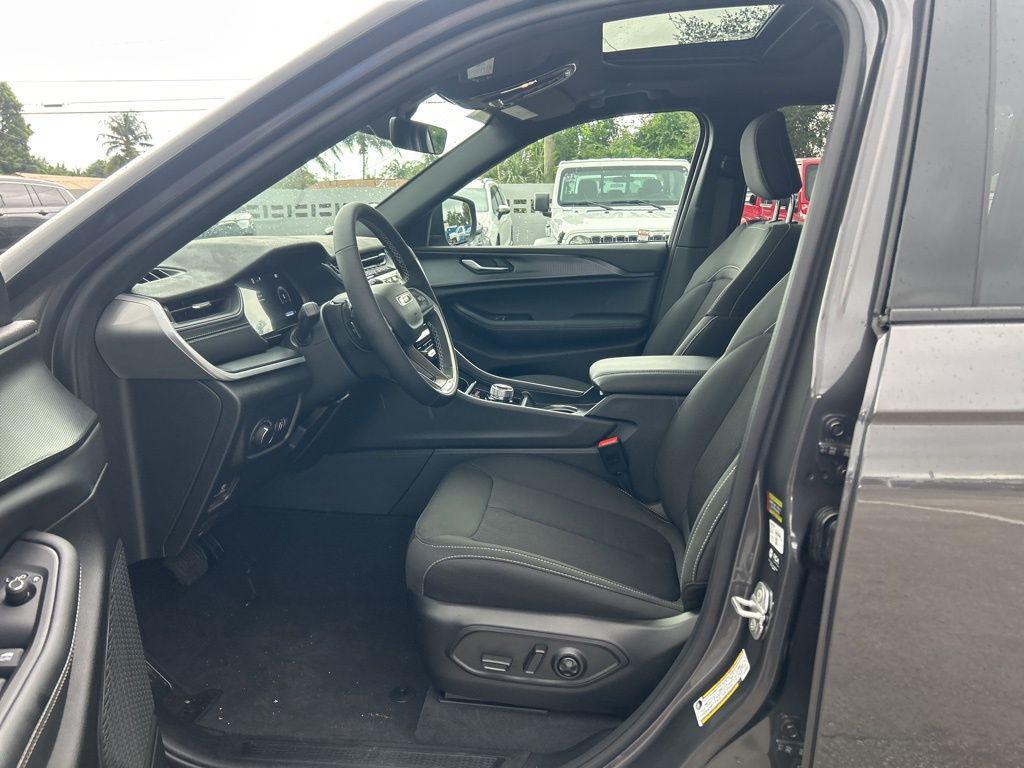 new 2025 Jeep Grand Cherokee car, priced at $38,870